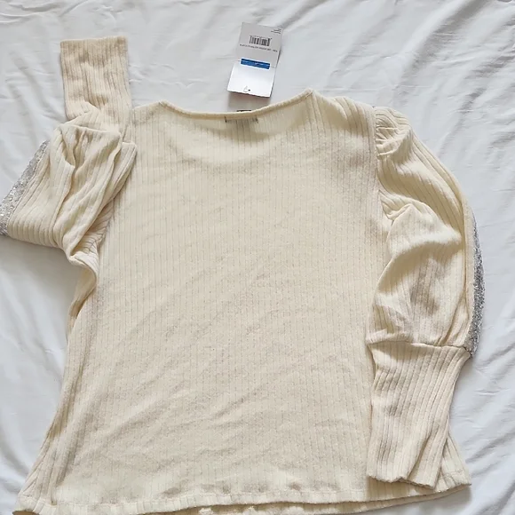 Elegant Cream Long Sleeve Top with Silver Accents - Picture 4 of 4